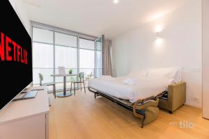Waterfront Luxury Studio, FREE Parking, AC, NETFLIX & WIFI By Tilo Lux
