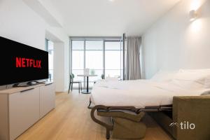 Waterfront Luxury Studio, FREE Parking, AC, NETFLIX & WIFI By Tilo Lux