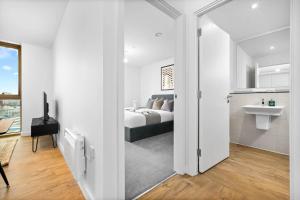 NEW BUILD - 1 Bed Apt Birmingham City Centre - Free Onsite Gym & Coffee Machine - Chinatown Area, located next to O2 Academy, Bullring & New Street Station - With Smart TV, FREE NETFLIX & WIFI