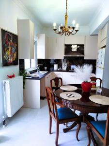 Elegant Neo-classic flat,min from center& new port