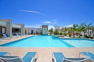 Stylish Homes & Comfy Pool Oasis