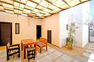 Stylish Homes & Comfy Pool Oasis