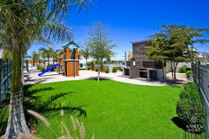 Stylish Homes & Comfy Pool Oasis