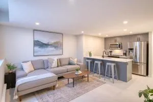 Stylish & Comfy Mountain Escape King Bed PS5! - Кокран