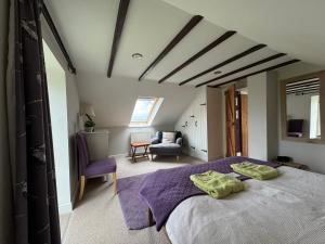 Charming cottage with loch and hill views nr Edinburgh