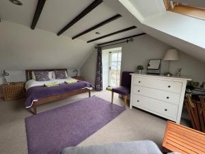 Charming cottage with loch and hill views nr Edinburgh