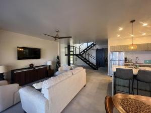 Mayatai Beach Villa - Elegant 2BR Beachfront with Stunning Ocean Views