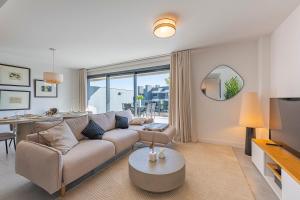 Magnificent 3-Bedroom Apartment, Terrace, Sauna and Swimming Pools