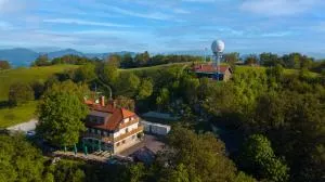 Tončkov dom na Lisci - Boštanj