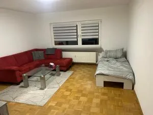 Bahnhofsnahe, ruhige und sonnige 2 Zimmerwohnung in der Mosbacher Straße - Biebrich