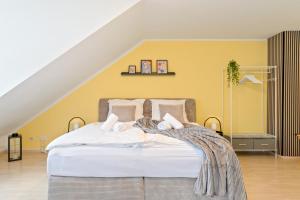 Kingsize Bett, Balkon, Arbeitsplatz, Netflix