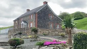 Brecon Beacons Luxury 7-Bed House with hottub - Lower Chapel