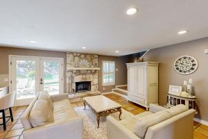 Chic Poolside Paradise