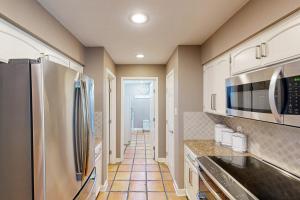 Chic Poolside Paradise