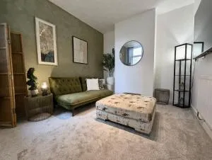 Central Home in Portsmouth- Hot Tub - Sleeps 10 - Cosham