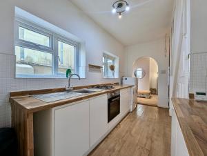 Central Home in Portsmouth Sleeps 10