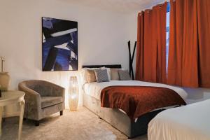 Central Home in Portsmouth Sleeps 10