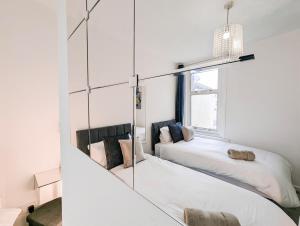 Central Home in Portsmouth Sleeps 10