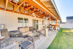 1 Mi to Moses Lake Home with Private Yard and Hot Tub - 3hvězdičkové hotely ve městě Moses Lake