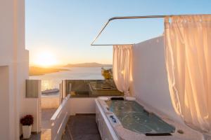 Grande Suite with Caldera View and Hot Tub