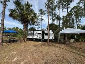Cozy new camper on lake front & access to fishing - Moore Haven