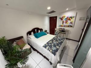 5 min del Aeropuerto SJ CR, con AC, wifi, parqueo, cocina, baño privado