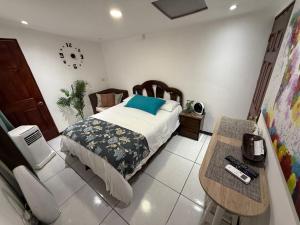 5 min del Aeropuerto SJ CR, con AC, wifi, parqueo, cocina, baño privado