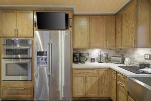 Luxurious Poconos Retreat - Hot Tub, Sauna, Games