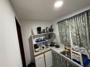 5 min del Aeropuerto SJ CR, con AC, wifi, parqueo, cocina, baño privado