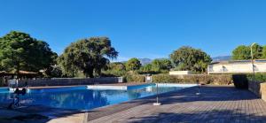 Eden Cala Rossa appartement 3 chambres et grande terrasse dans résidence hotelière Fiori di Cala Rossa à Lecci