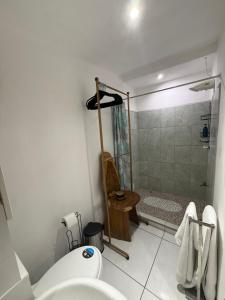 5 min del Aeropuerto SJ CR, con AC, wifi, parqueo, cocina, baño privado
