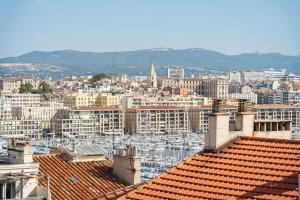 Saint Victor, double terrasse vue sur le vieux port