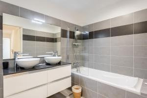 Saint Victor, double terrasse vue sur le vieux port