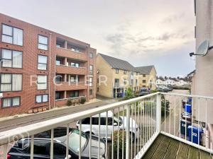 Modern 4-Bedroom House, Families and Contractors