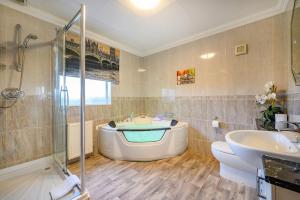 -CH- Stylish & Relaxed Stay,Free Parking,Free WiFi