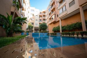 Appartement élégant 2 chambres avec Netflix, piscine et parking privé