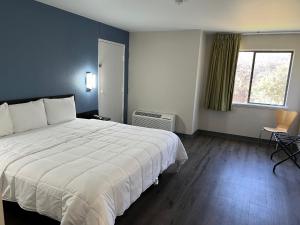 King Room - Non Smoking room in Motel 6-San Antonio TX - Medical Center South