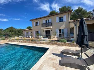 Bastide à Trans en Provence avec piscine et vue sur le massif des Maures