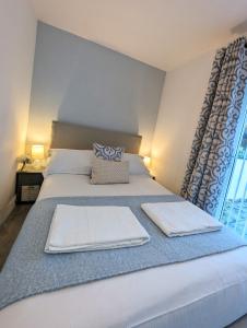 South Coast Seaside Holiday Home -3 BED-GF-Sleeps 8-Free Parking-Walk to Beach-Private Garden- Families-Professional Groups-Contractors WELCOME