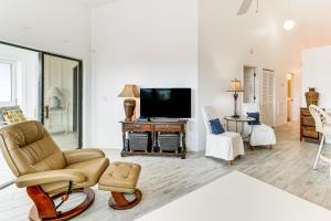 Walk to Beach Snowbird Getaway in Manasota Key!