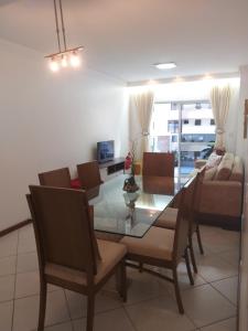 Vista Lateral Mar com 02 Suítes Wifi Ar Cond a 50m da Praia