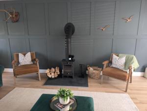 South Coast New Forest Holiday Home-4 Bed-Sleeps 8-Spacious-Parking-EV Dock-Large Garden-Playground-Great for Families-Groups-Professionals