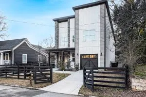 Modern Lux Home Mins to Downtown - College Park