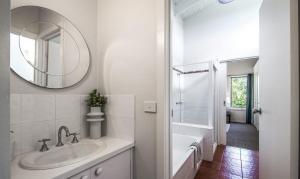 Escape to the Hills- Charming home with city views & close to the to the 1000 steps