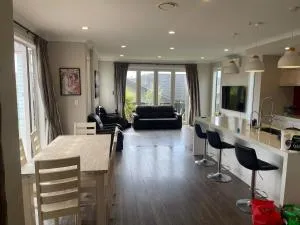 Spacious & Stylish Retreat - Red Beach