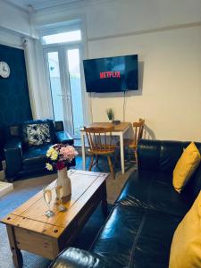 Harrington House - 6 Bedrooms - Sleeps 15