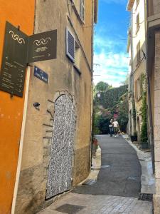 Studio Meublé-Vue Mer-Vieux Hyères- Centre Médiéval Coeur de Ville