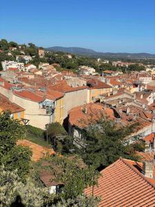 Studio Meublé-Vue Mer-Vieux Hyères- Centre Médiéval Coeur de Ville