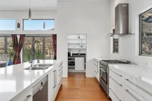 Huge & Stylish on Shotover 4 Bedrooms - Arthurs Point