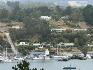 Elegant and scenic floating boat house - Coningham